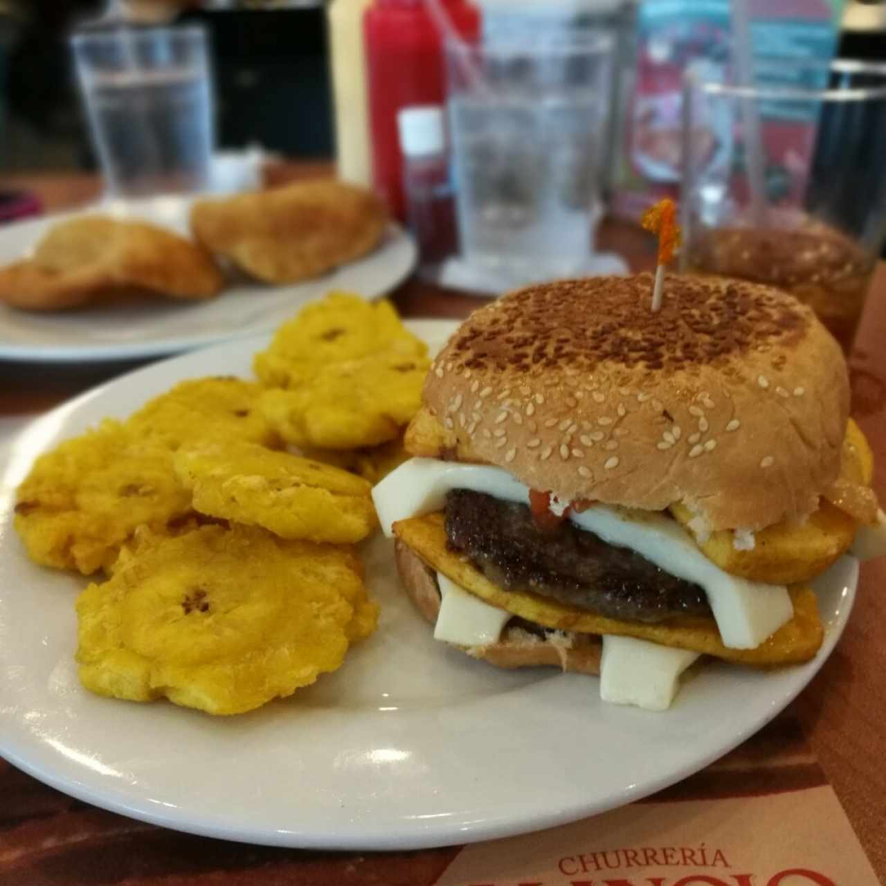 Hamburguesa Panameña con patacones