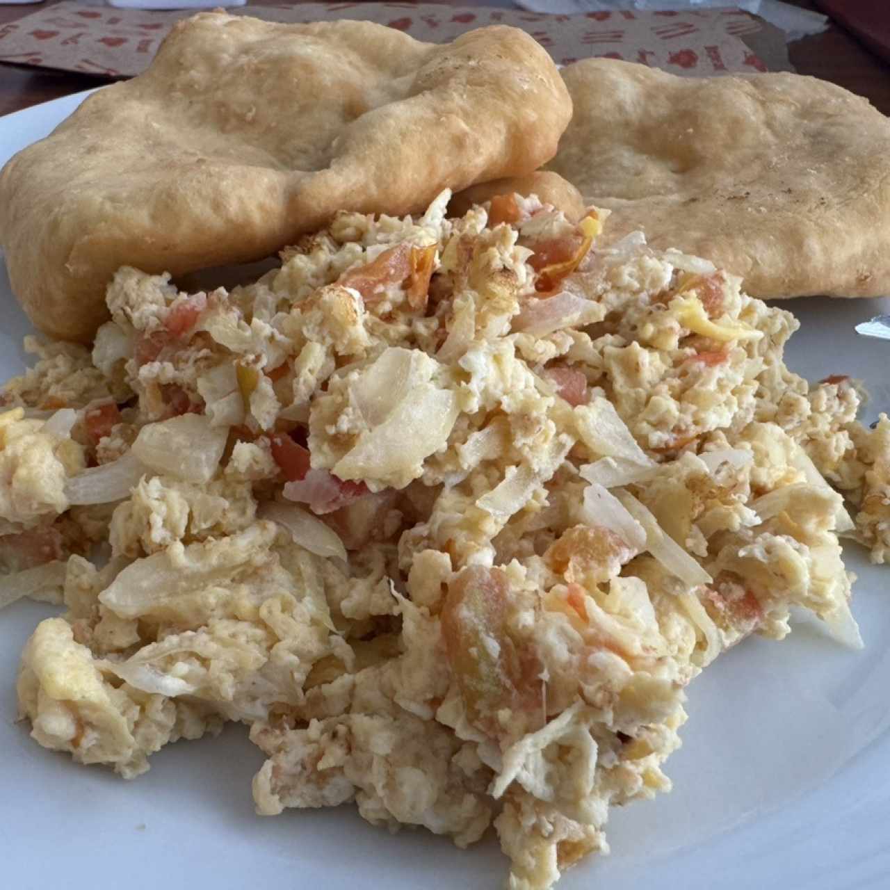 Huevos Con Cebolla y Tomate