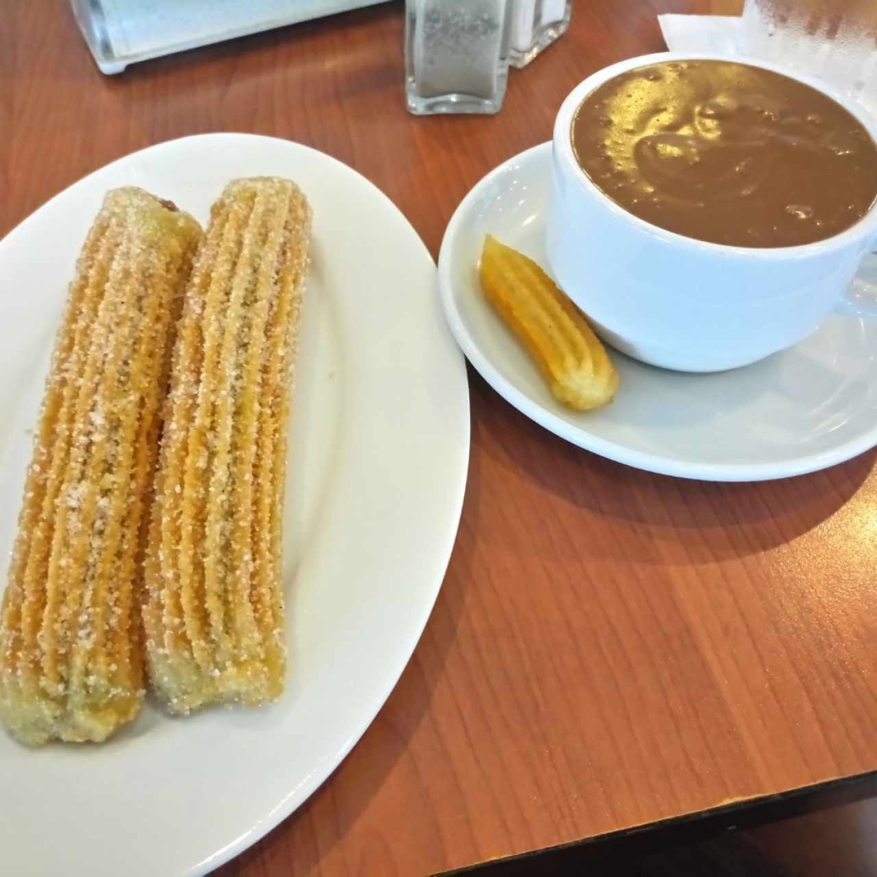 Churros Rellenos de Manjar y Chocolate a la Española