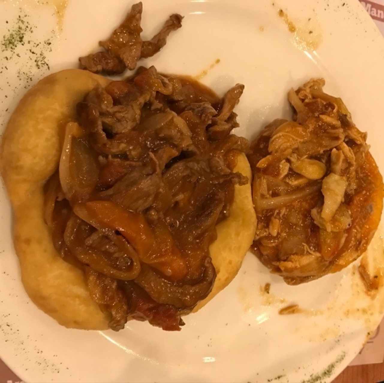 1 Hojaldre con Carne y 1 Tortilla con Pollo