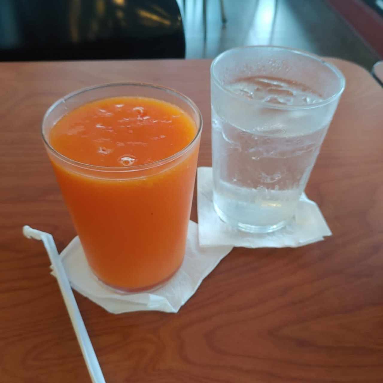 Licuado de Papaya y Vaso de Agua