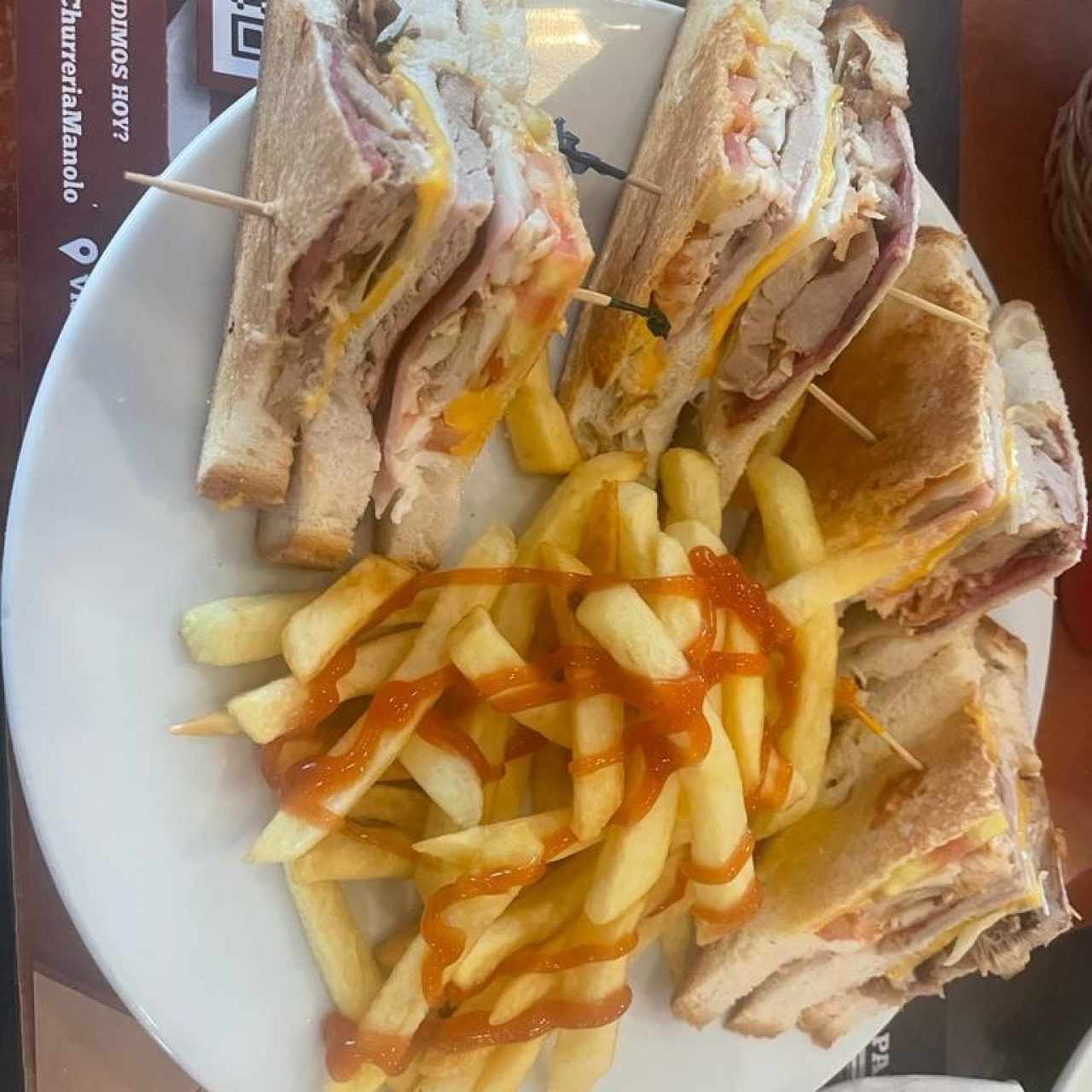 Club Sándwich con Papas Fritas