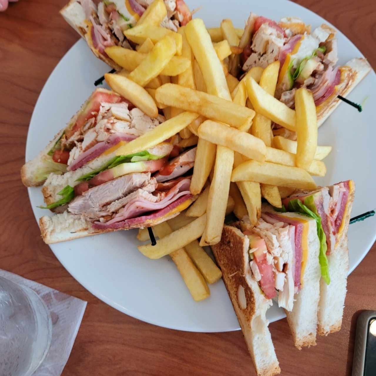 club sándwich y papas fritas 
