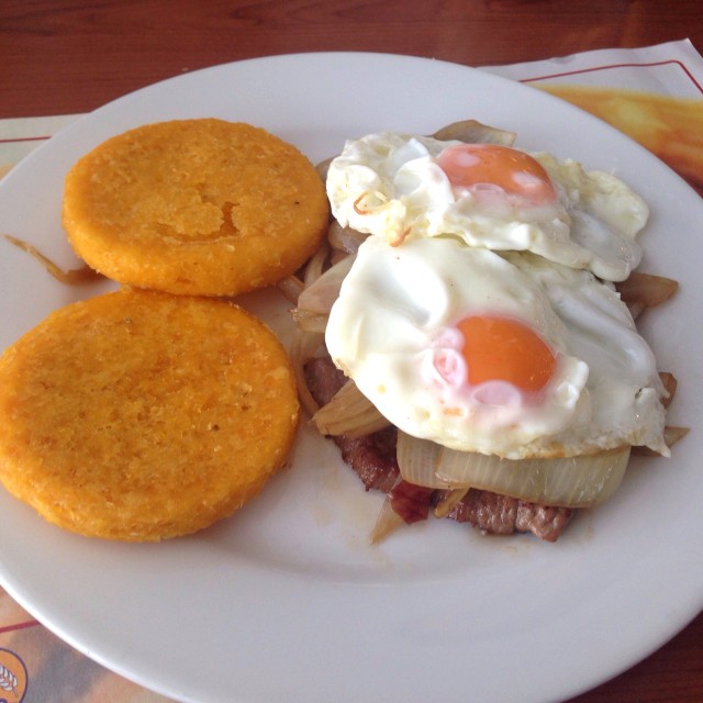 Bistec a caballo con tortillas