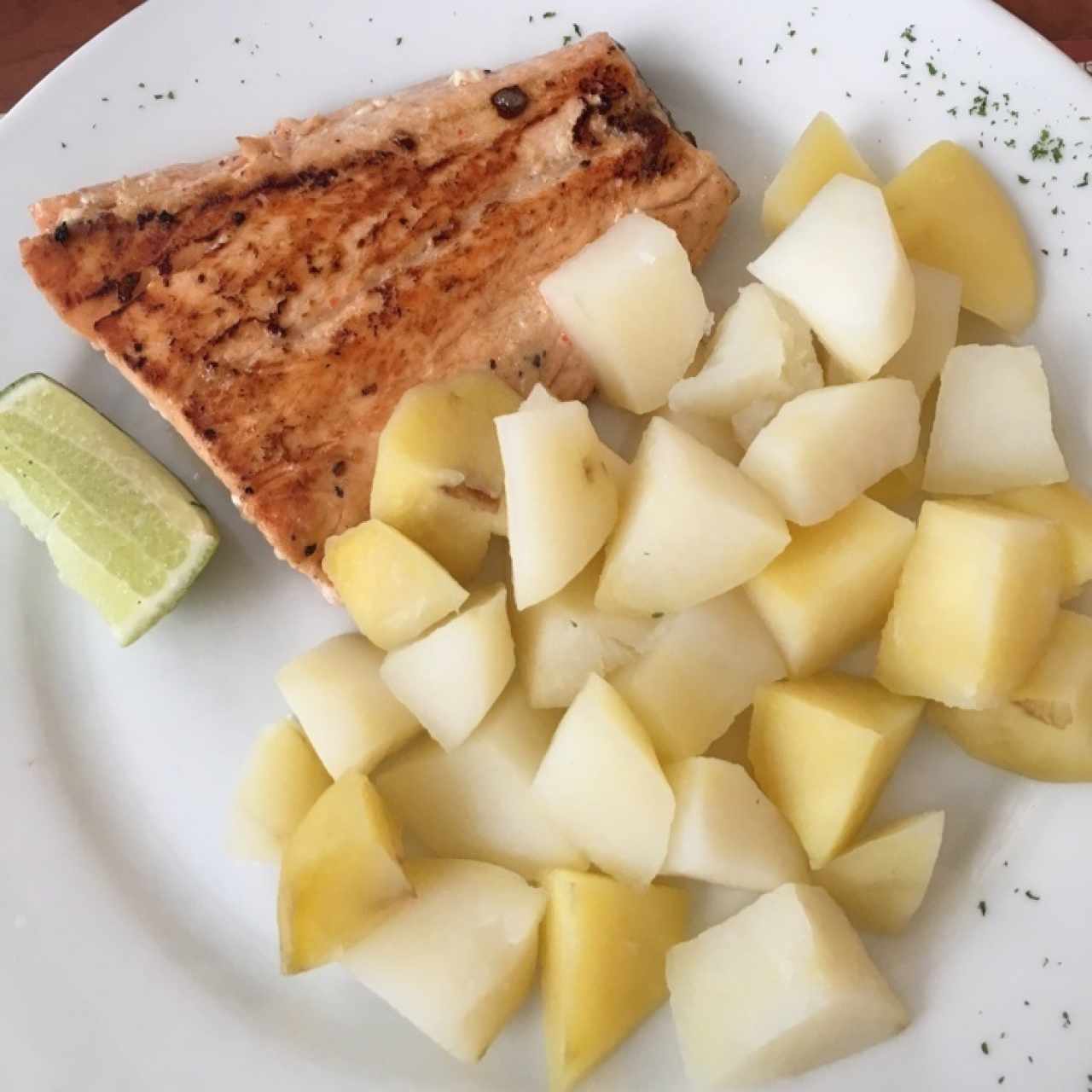 Salmón a la plancha con papas hervidas