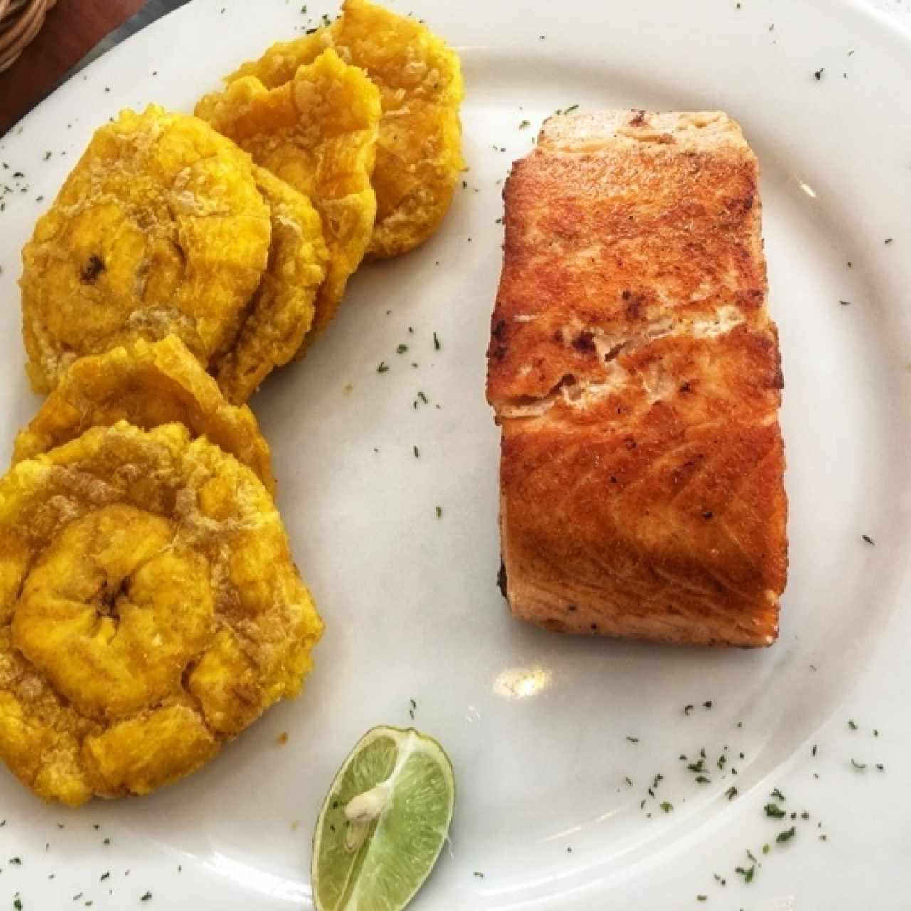 Salmón con patacones