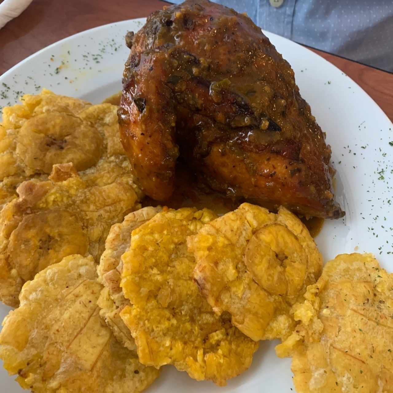 Pollo al horno con patacones