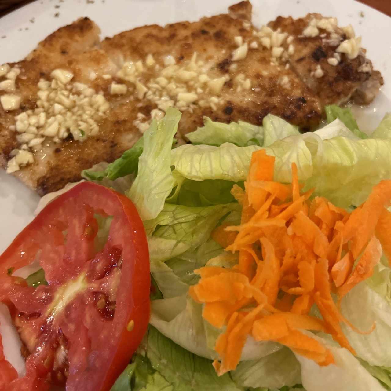 Corvina al ajillo con ensalada 