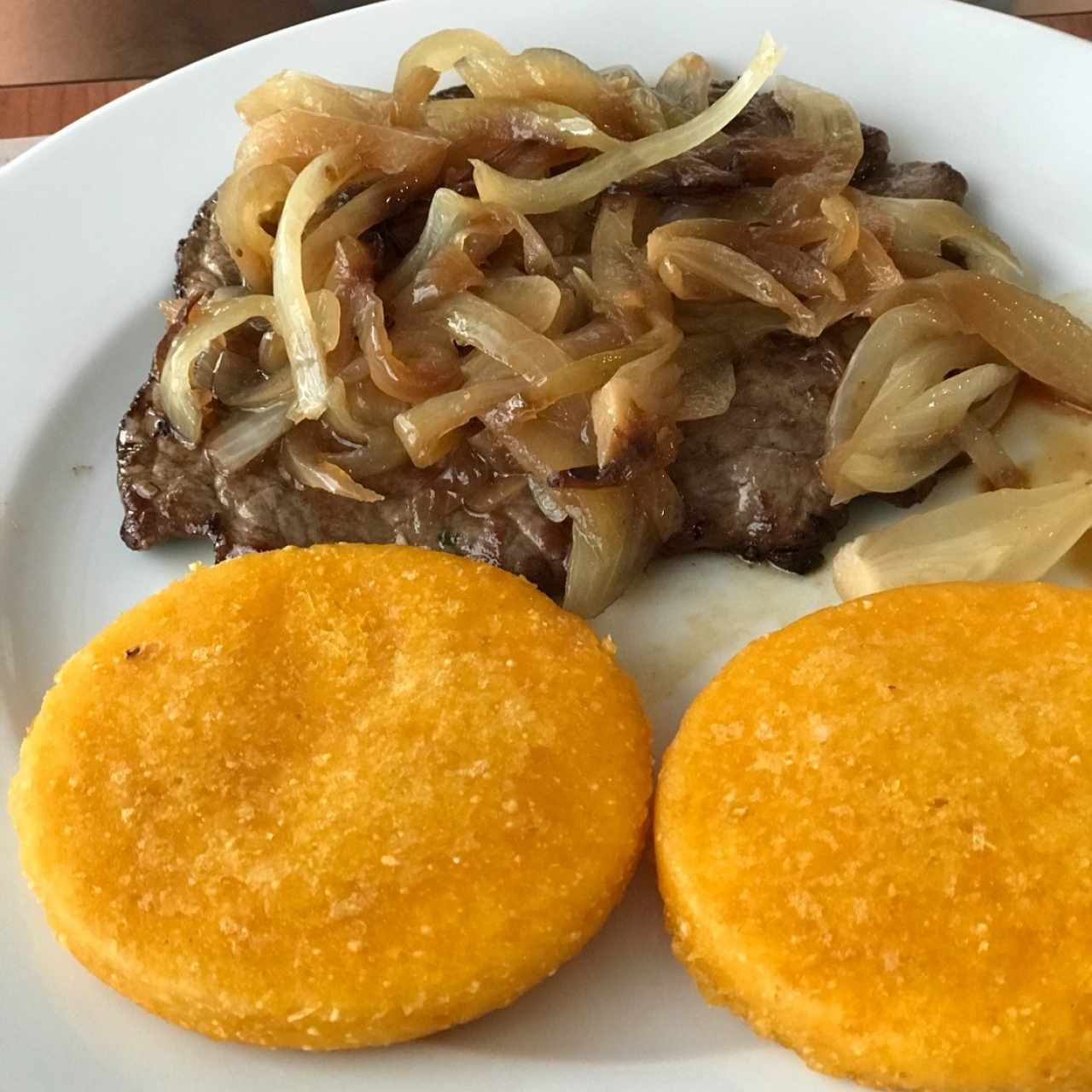 Bistec encebollado con tortillas