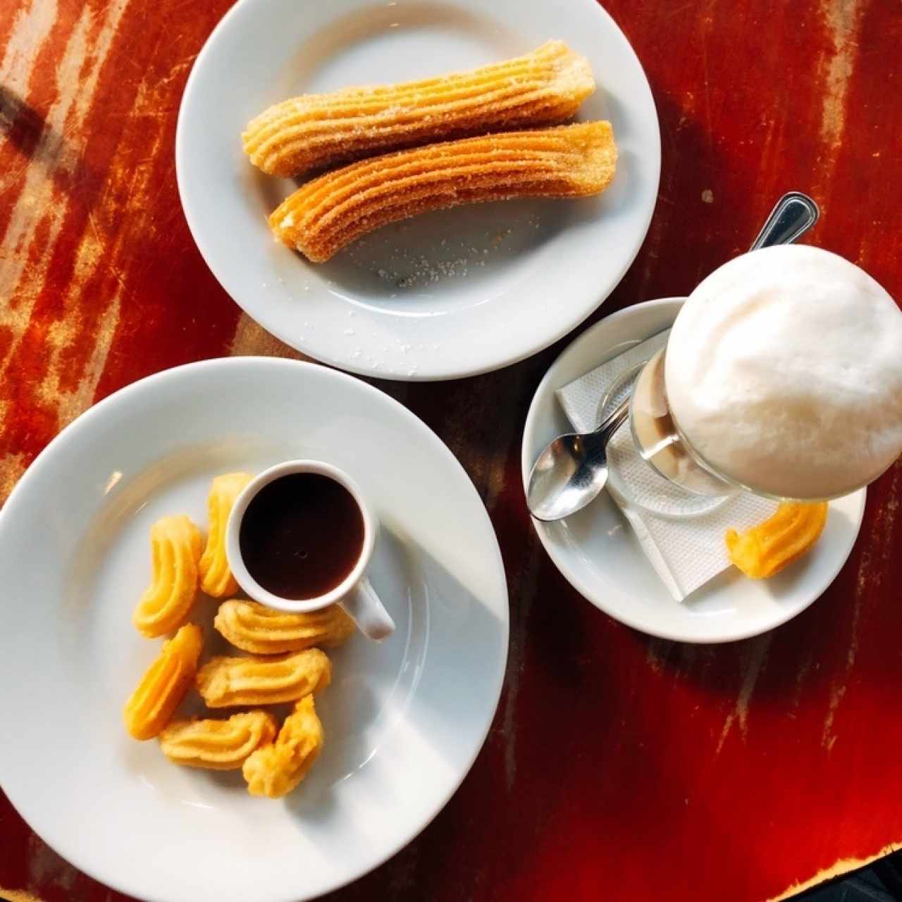 Churros con chocolate, churros rellenos de crema pastelera y capuccino!