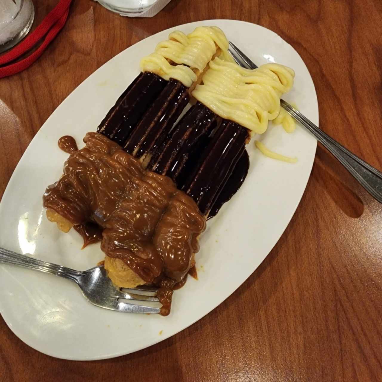 Churros con trío de salsas, manjar, chocolate y crema pastelera.
