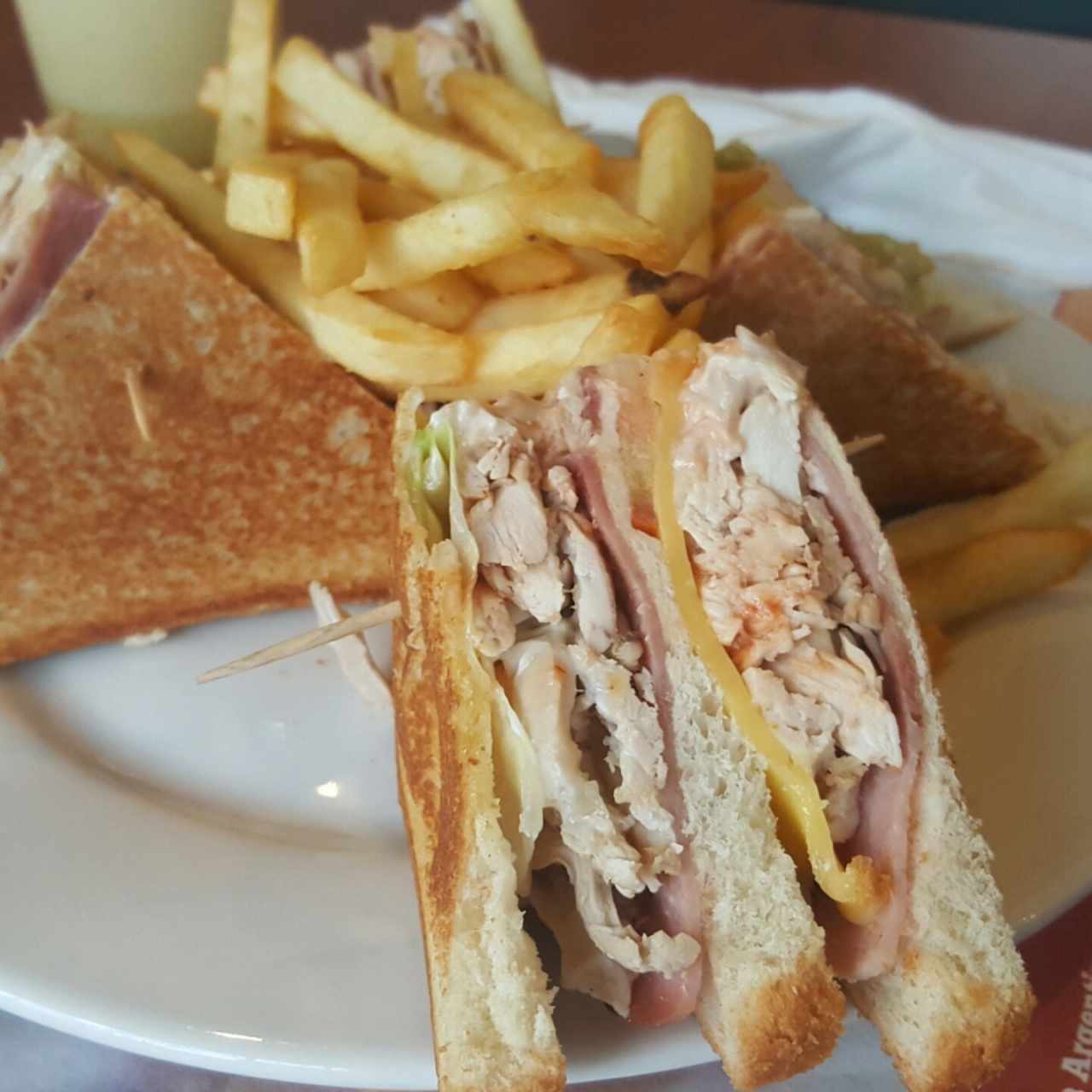 Club Sandwich con papas fritas