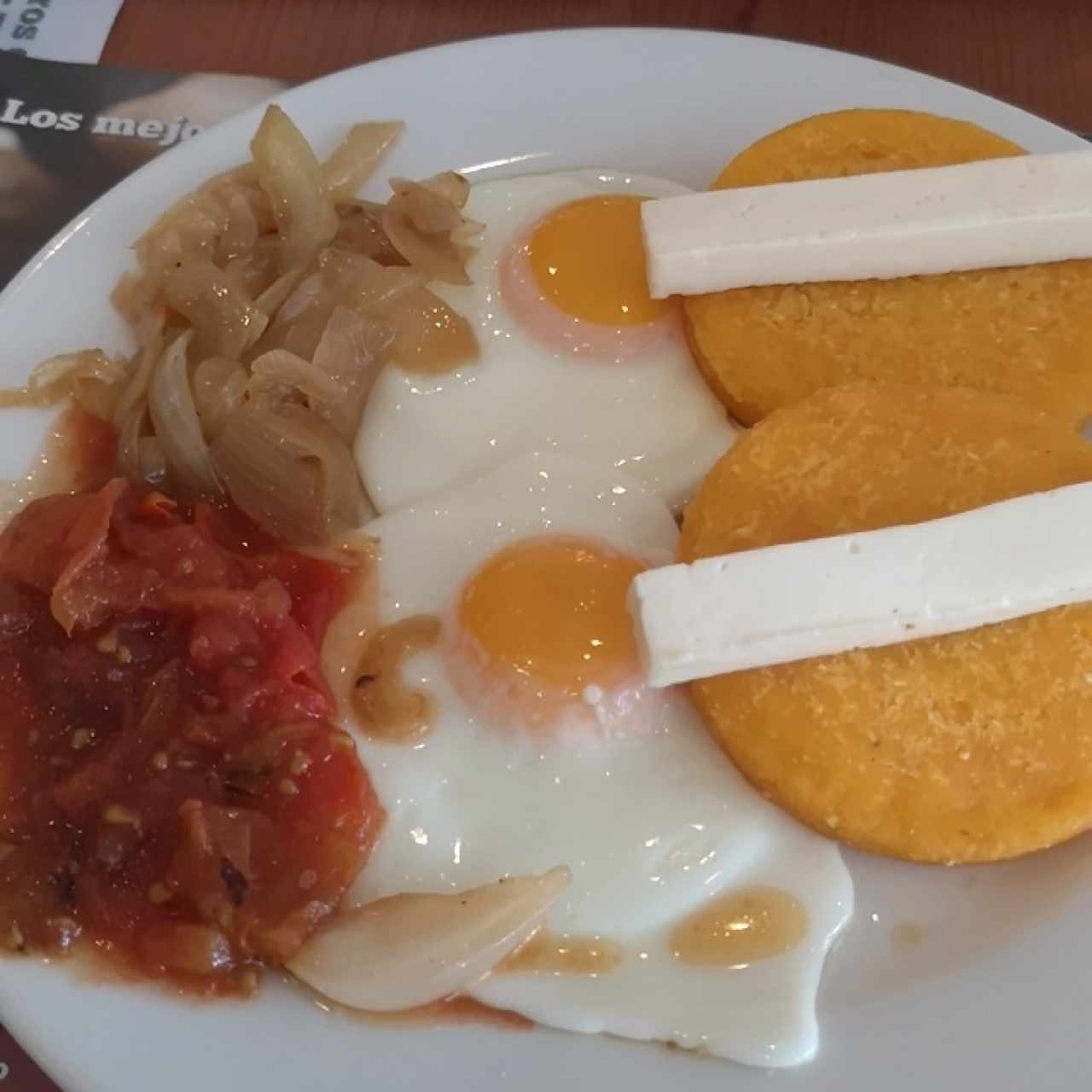 huevos con cebolla y tomate