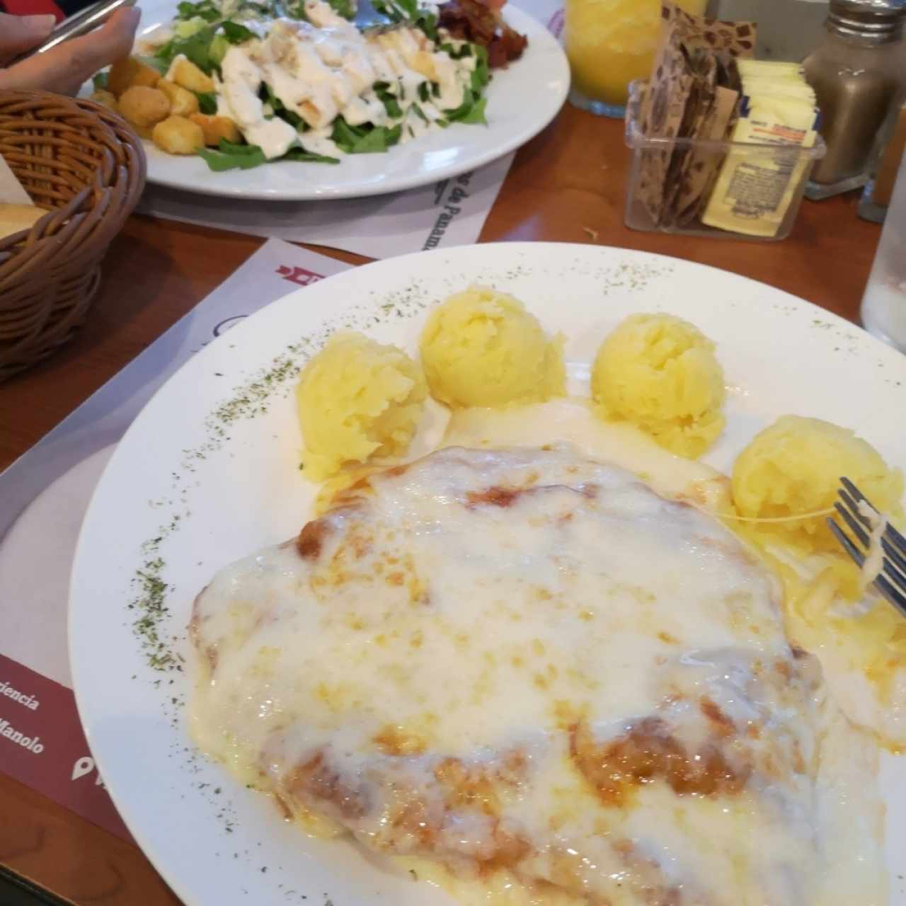 Pollo a la Parmesana y ensalada Cesar de pollo