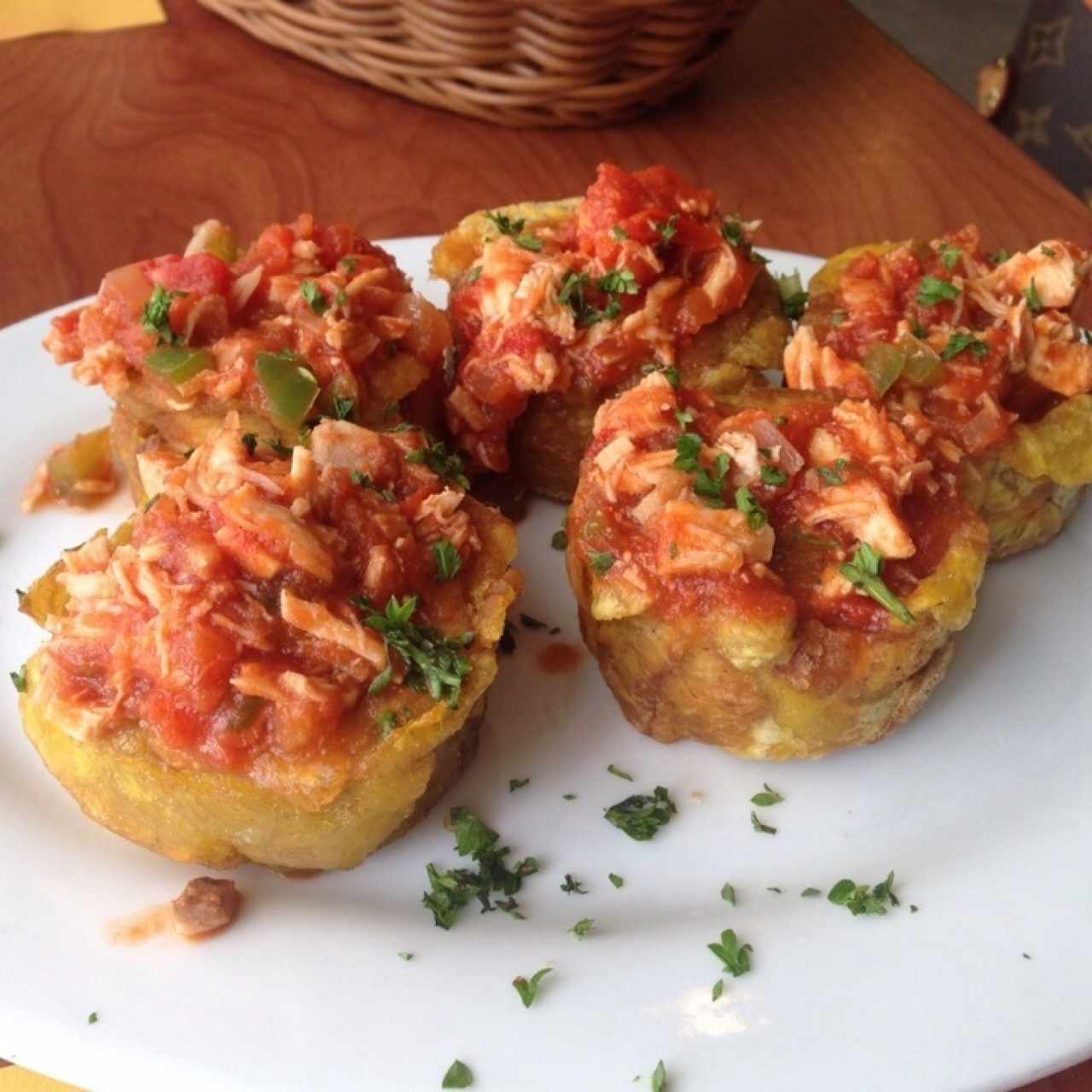 patacones rellenos de pollo en salsa roja