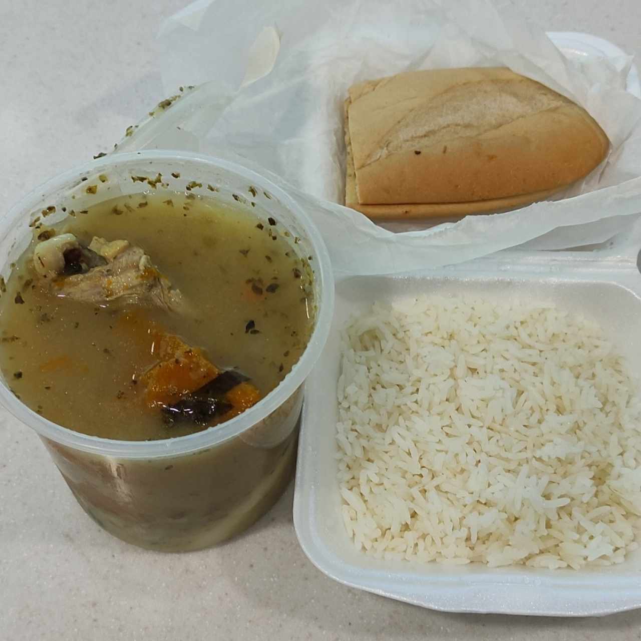 Sopa de pollo, arroz y pan.