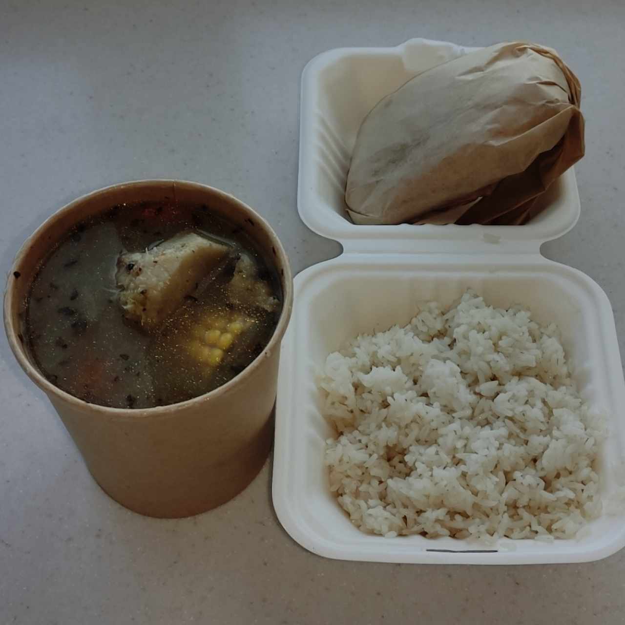 Sopa de Pollo con arroz y pan tostado con mantequilla