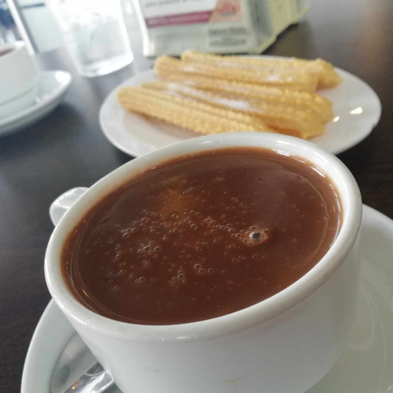 chocolate caliente español con churros 