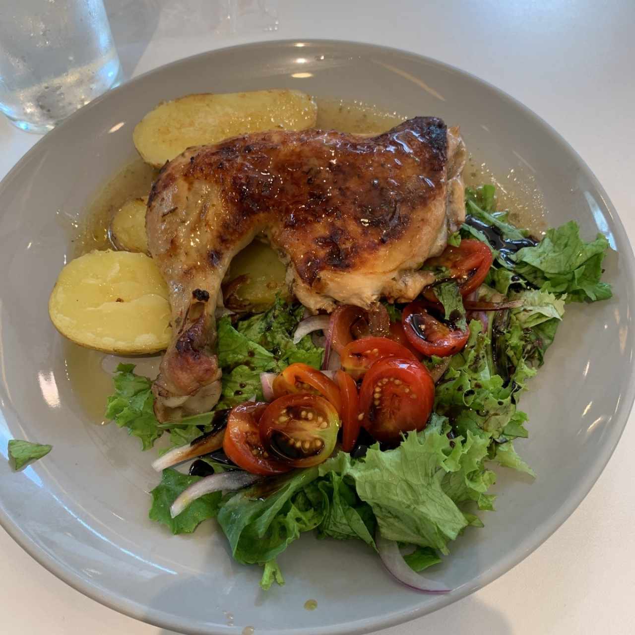 Pollo horneado con papas pisada y ensalada