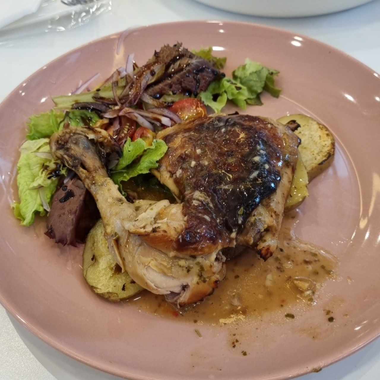 Pollo horneado con papas pisada y ensalada