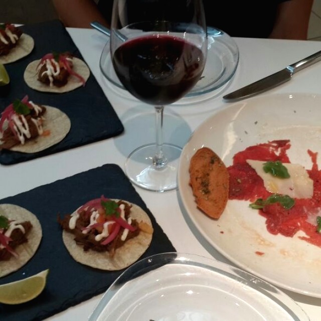 Tacos al pastor y carpaccio de res