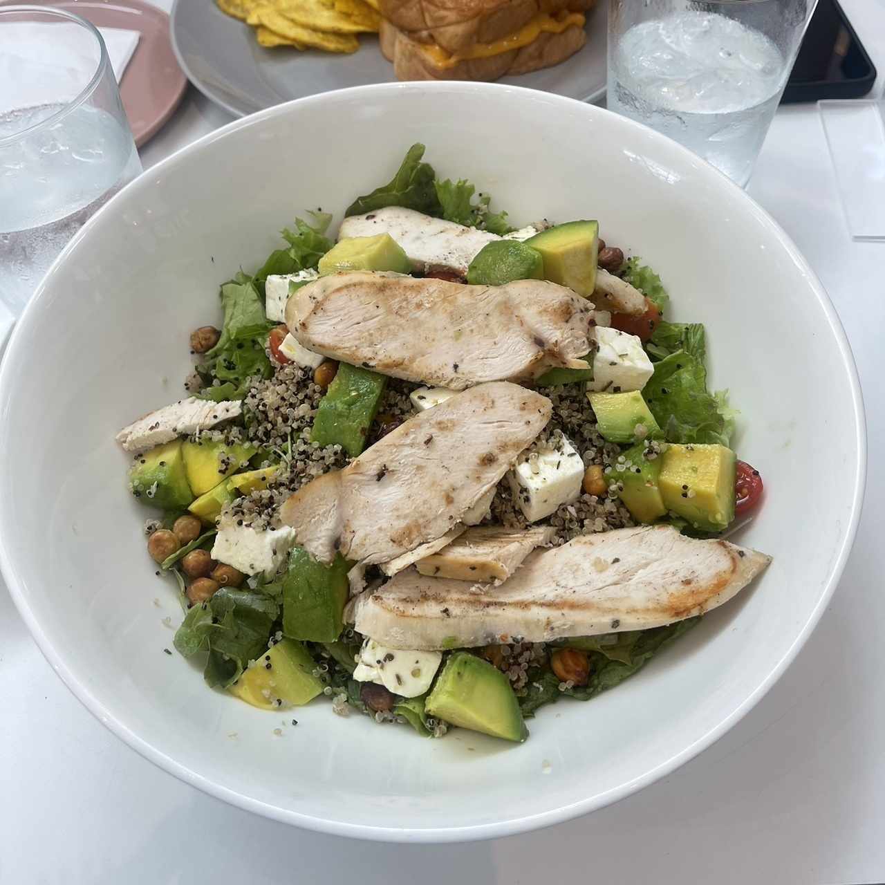 Salads - Chickpea Quinoa Salad con pollo y aguacate