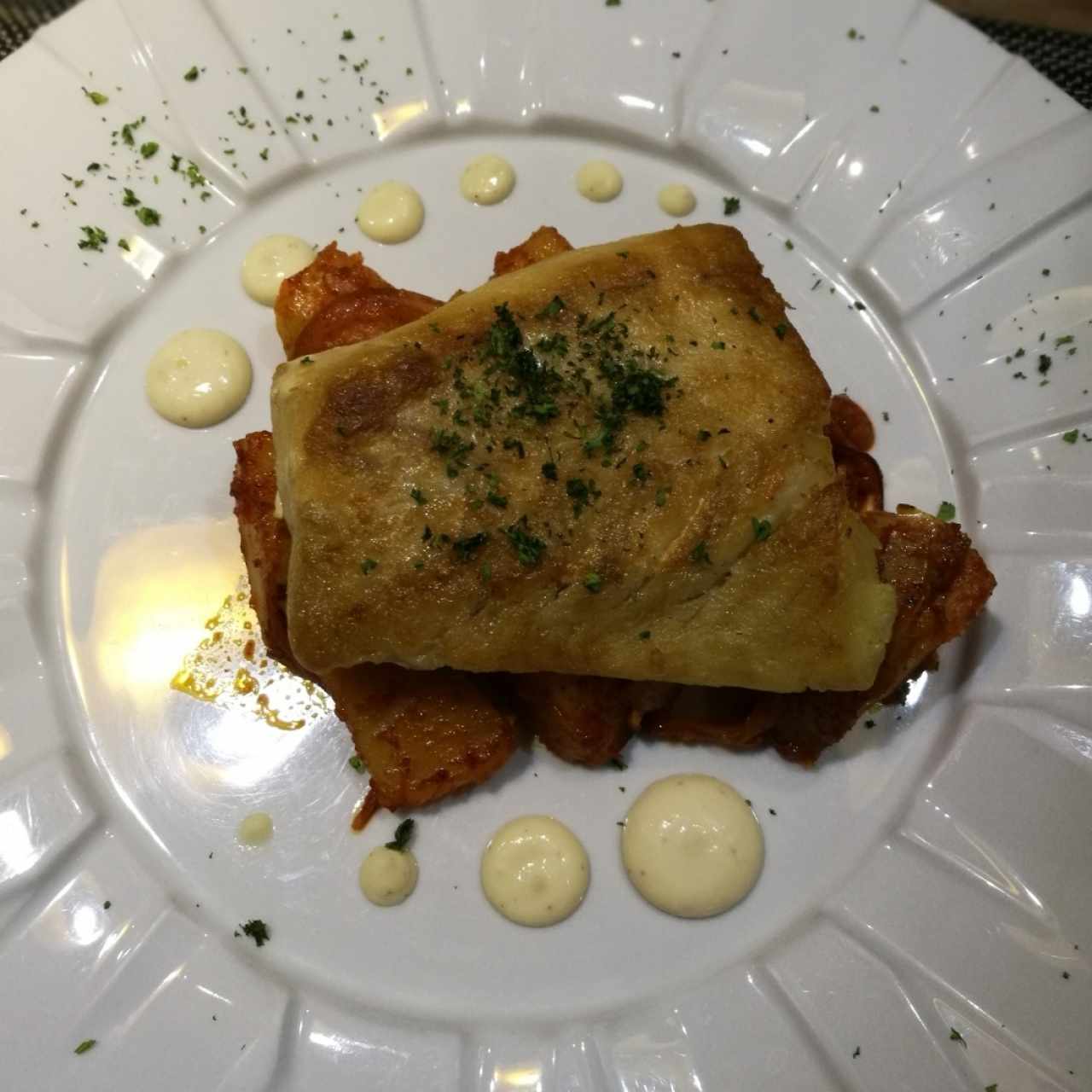 Corvina con papas rústicas