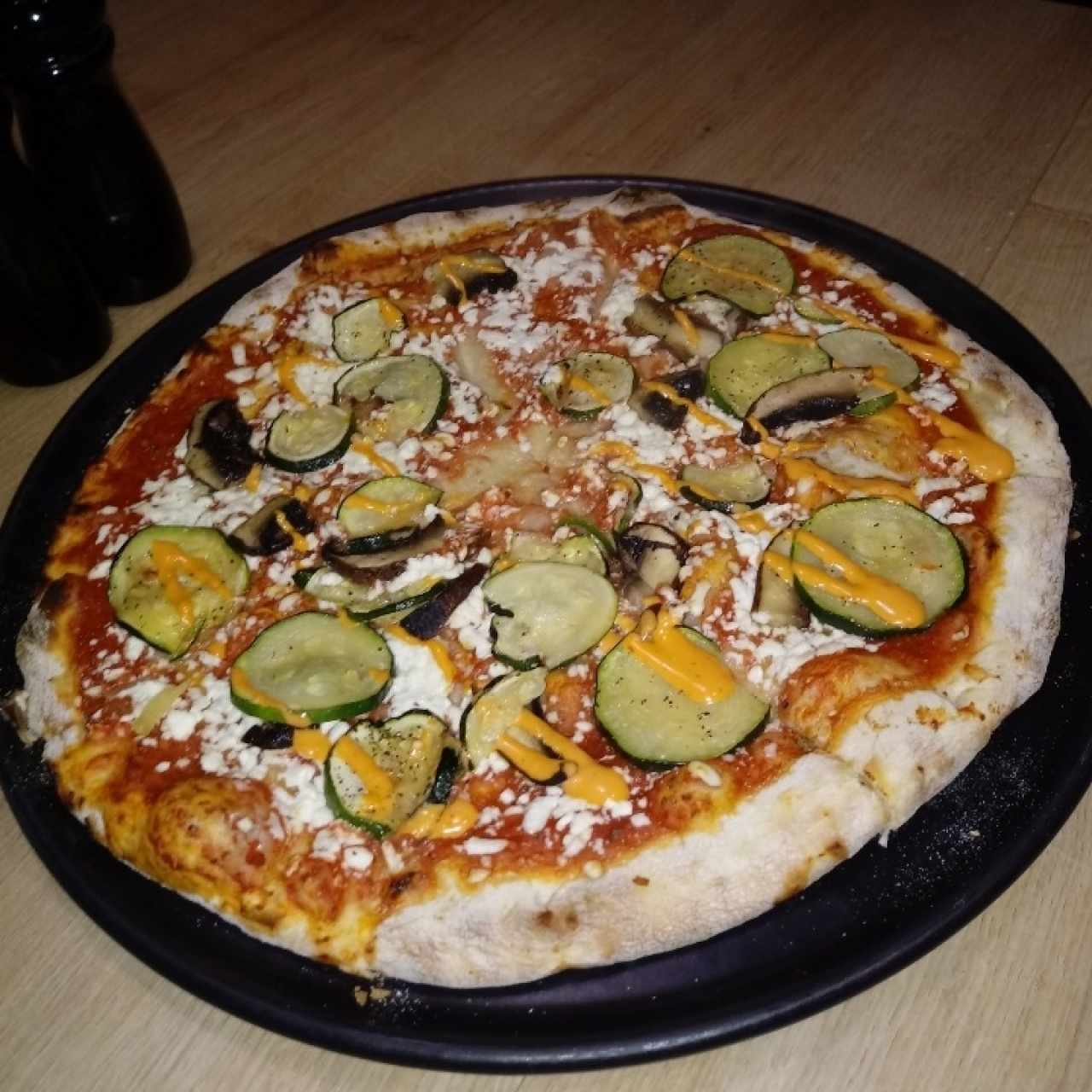 Pizza de Zucchini, hongos y queso cabra