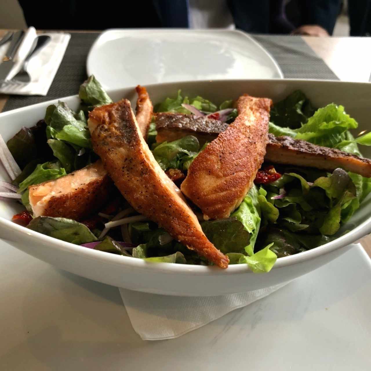 ensalada con salmón fresco