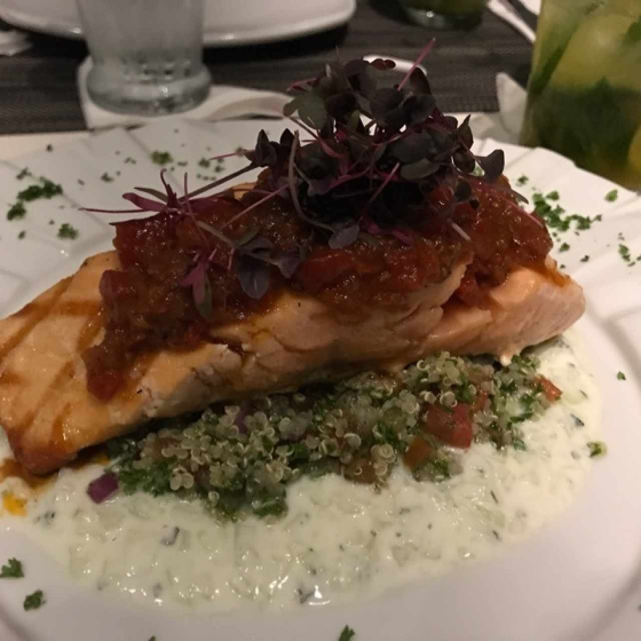 Salmon 🐟 con quinoa 🌱 y tzatziki 🥛🥒