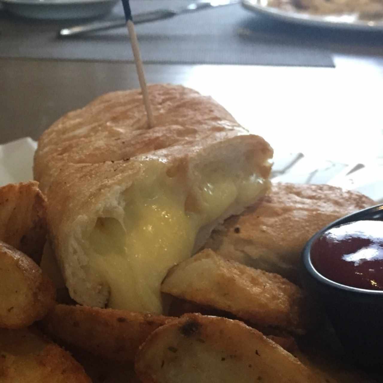 Bruschetta de queso mozarella en pan rústico
