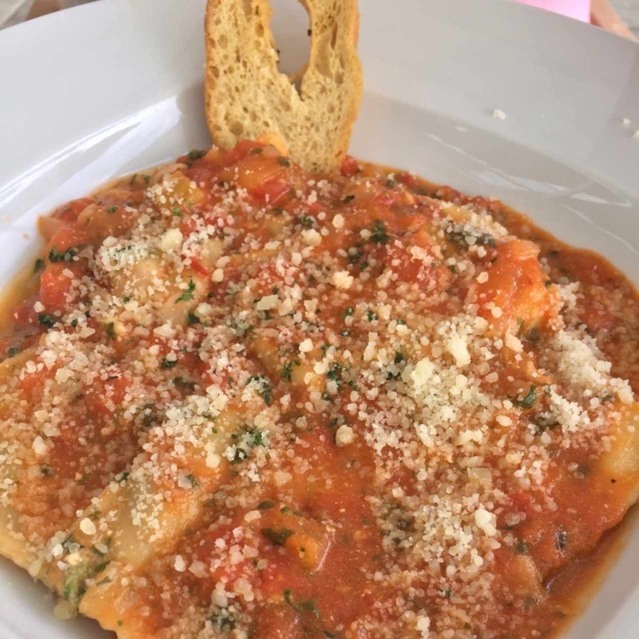 raviolis de ricotta en salsa roja