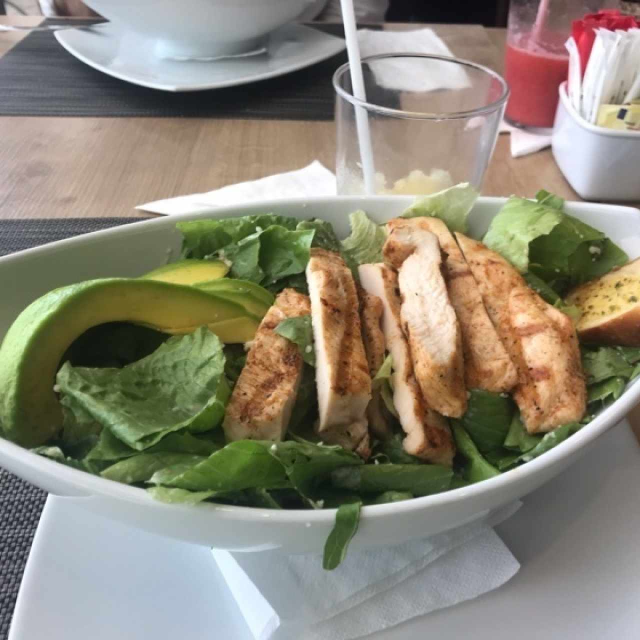 Ensalada César con Pollo y Aguacate