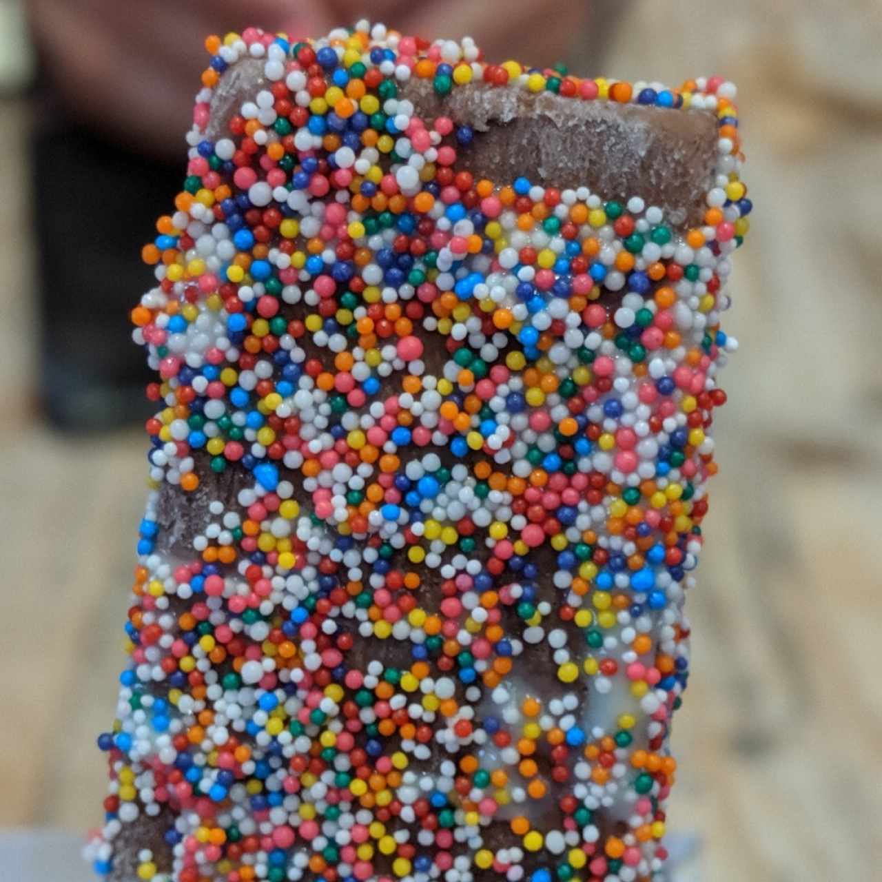 Paleta de chocolate cubierta de sprinkles