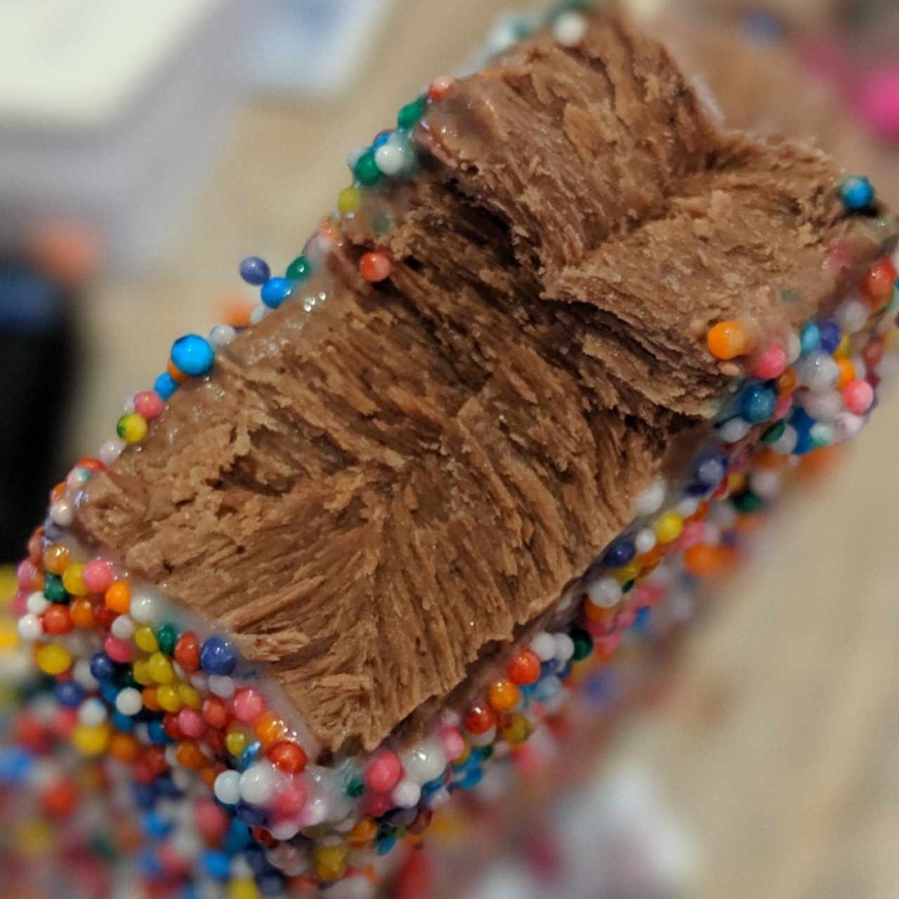 Paleta de chocolate cubierta de chispas de colores