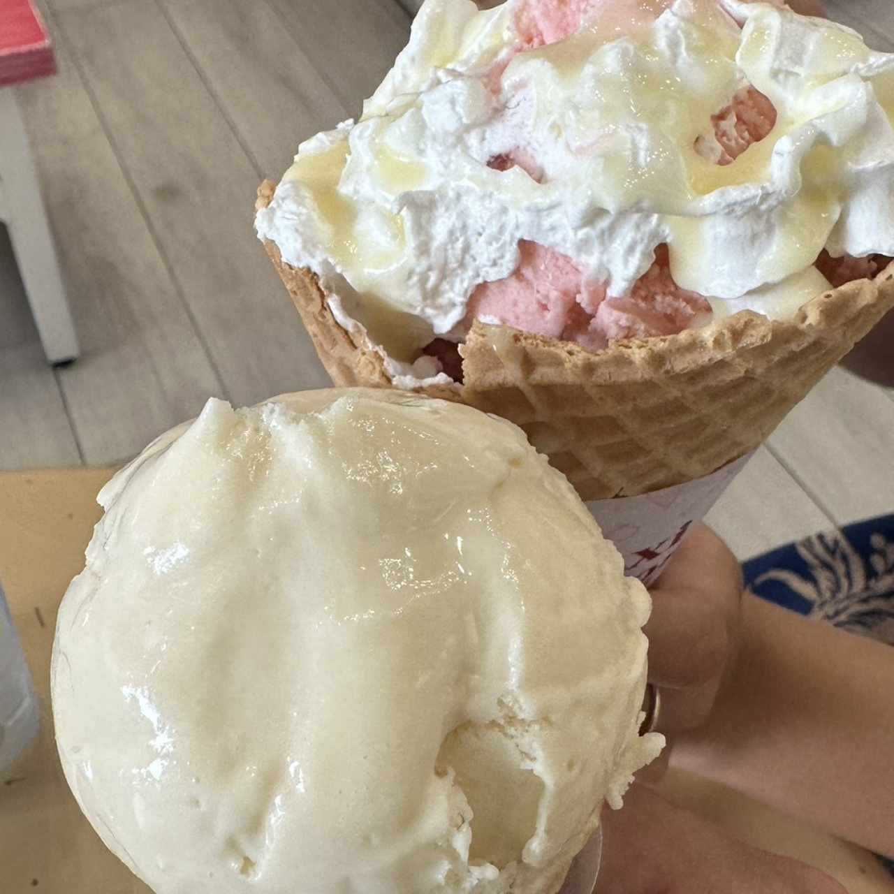Maxi cono con helado de yogurt de fresa y helado de vainilla 