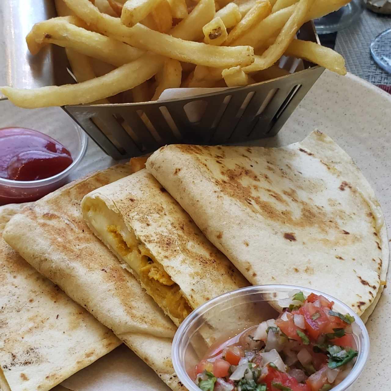 Quesadilla de Pollo con Papas