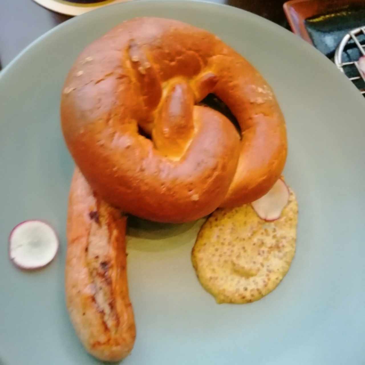 Salchicha con mostaza y pretzel 