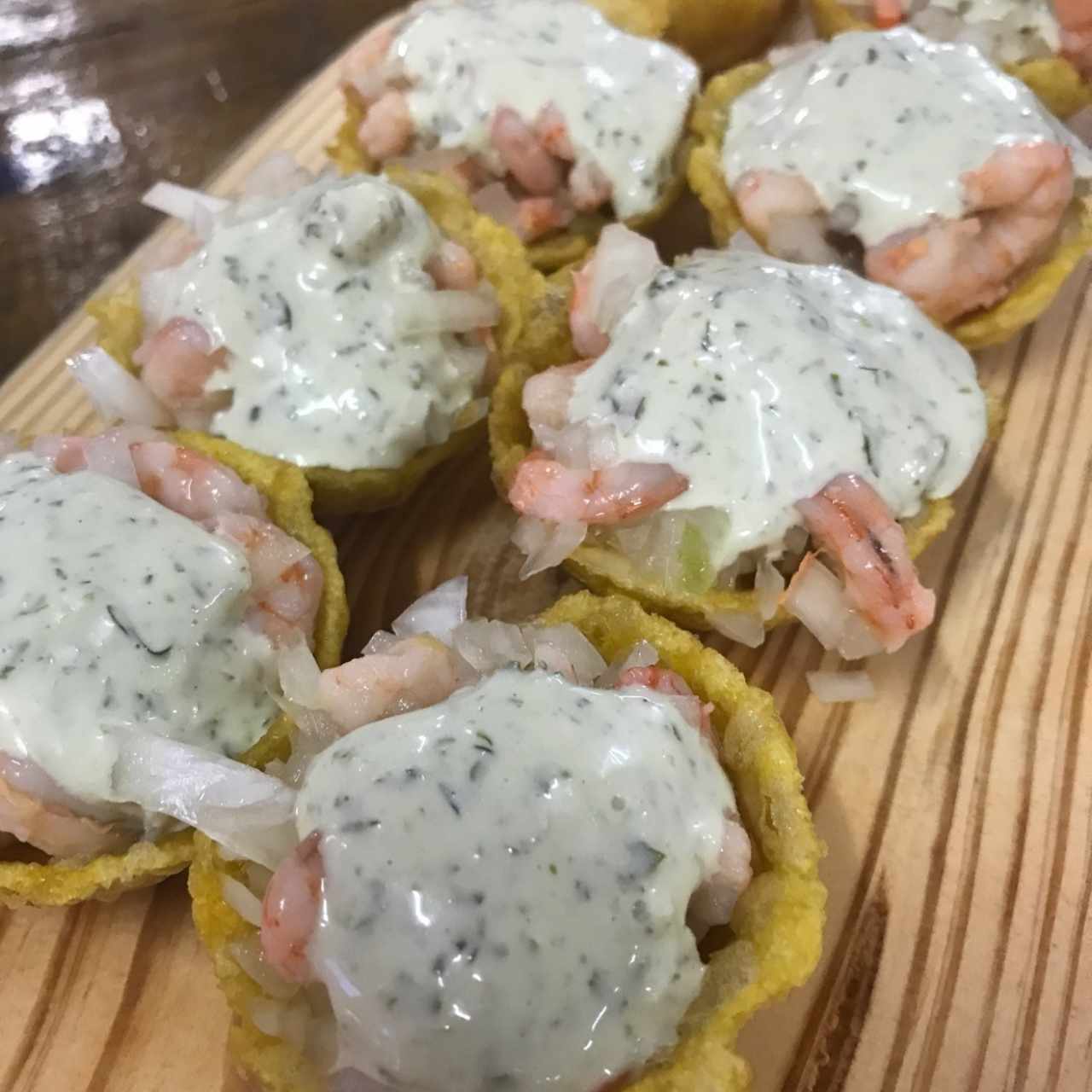 patacones rellenos con camarones y salsa de chimichurri