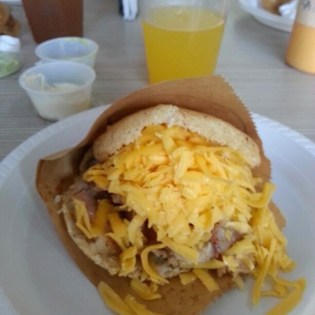 Pernil con Queso Amarillo