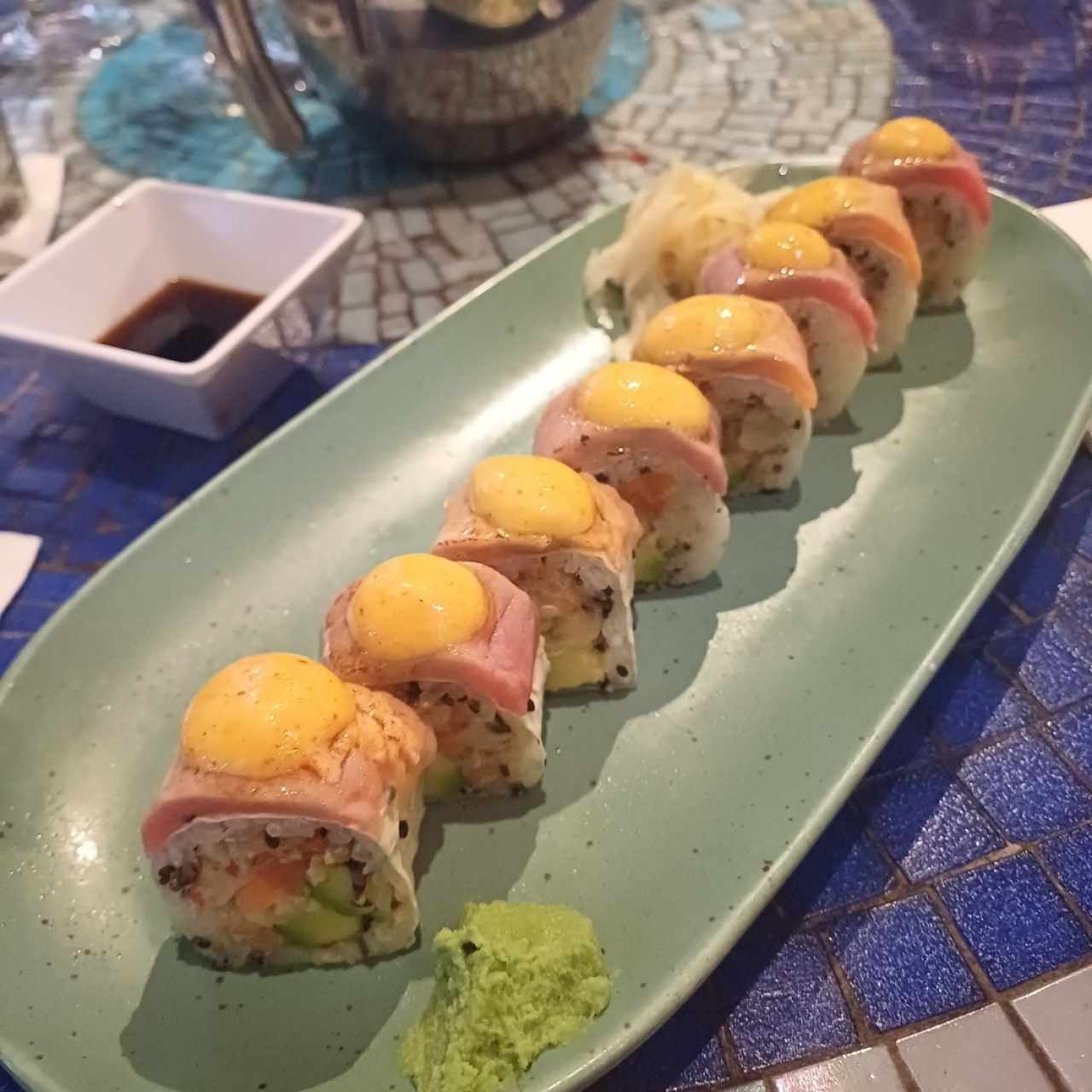 sushi de atún aguacate y salsa spicy