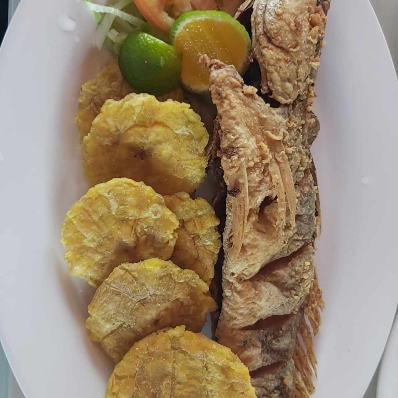 corvina frita con patacones 