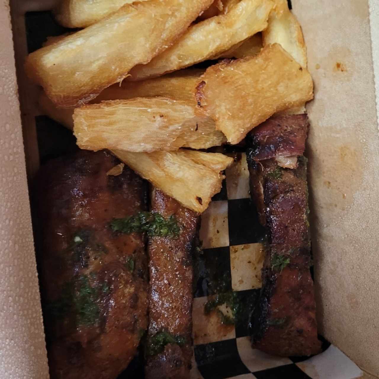 costilla y yuca frita 