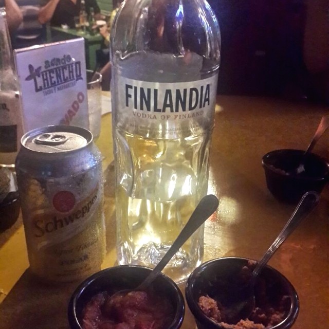 Vodka con quinac  con salsas truena y truena light
