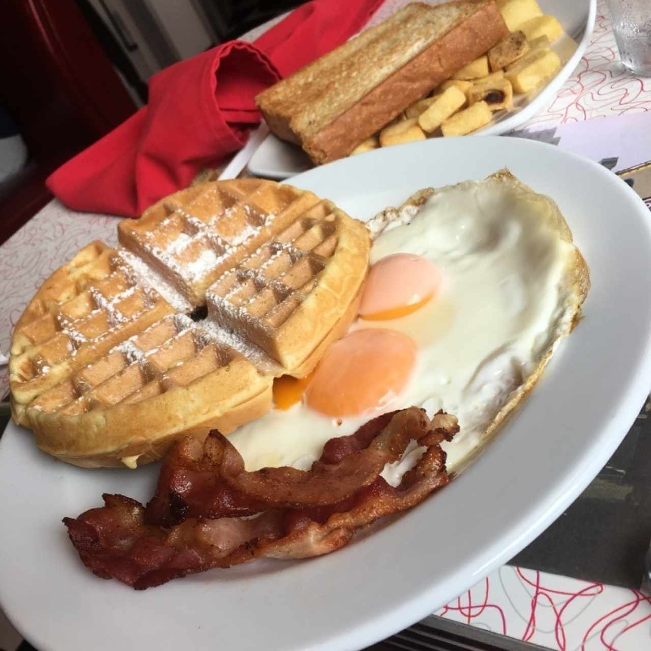 Waffles con huevo y tocino