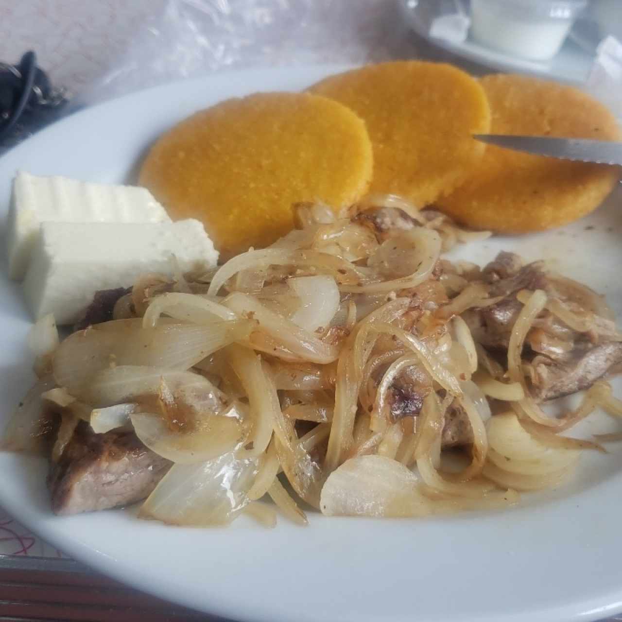 bistec encebollado con tortillas