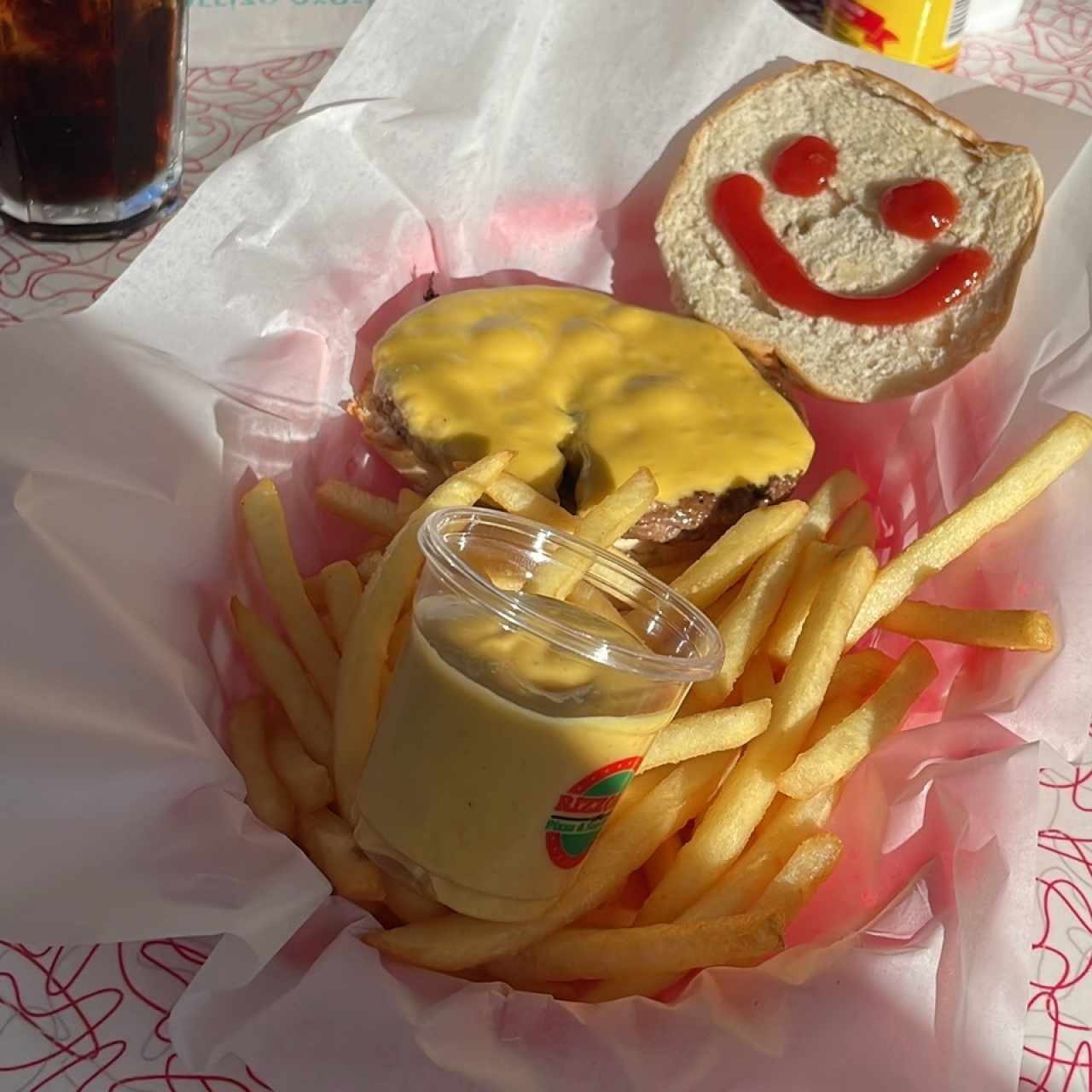 Cheeseburger con Papas Fritas