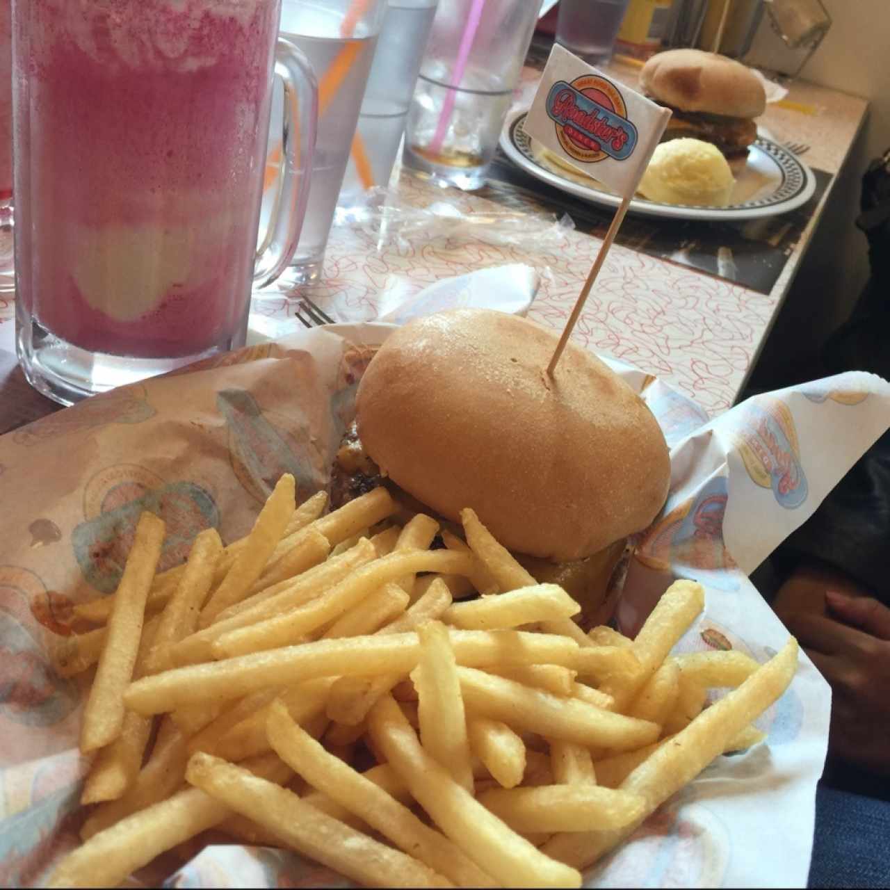 Hamburguesa con Papas Fritas