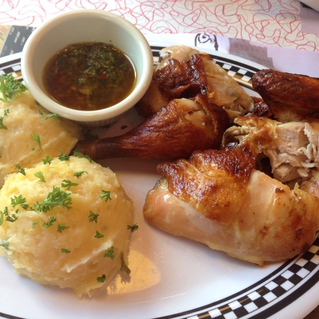 Half Chicken con Chimichurri y Puré