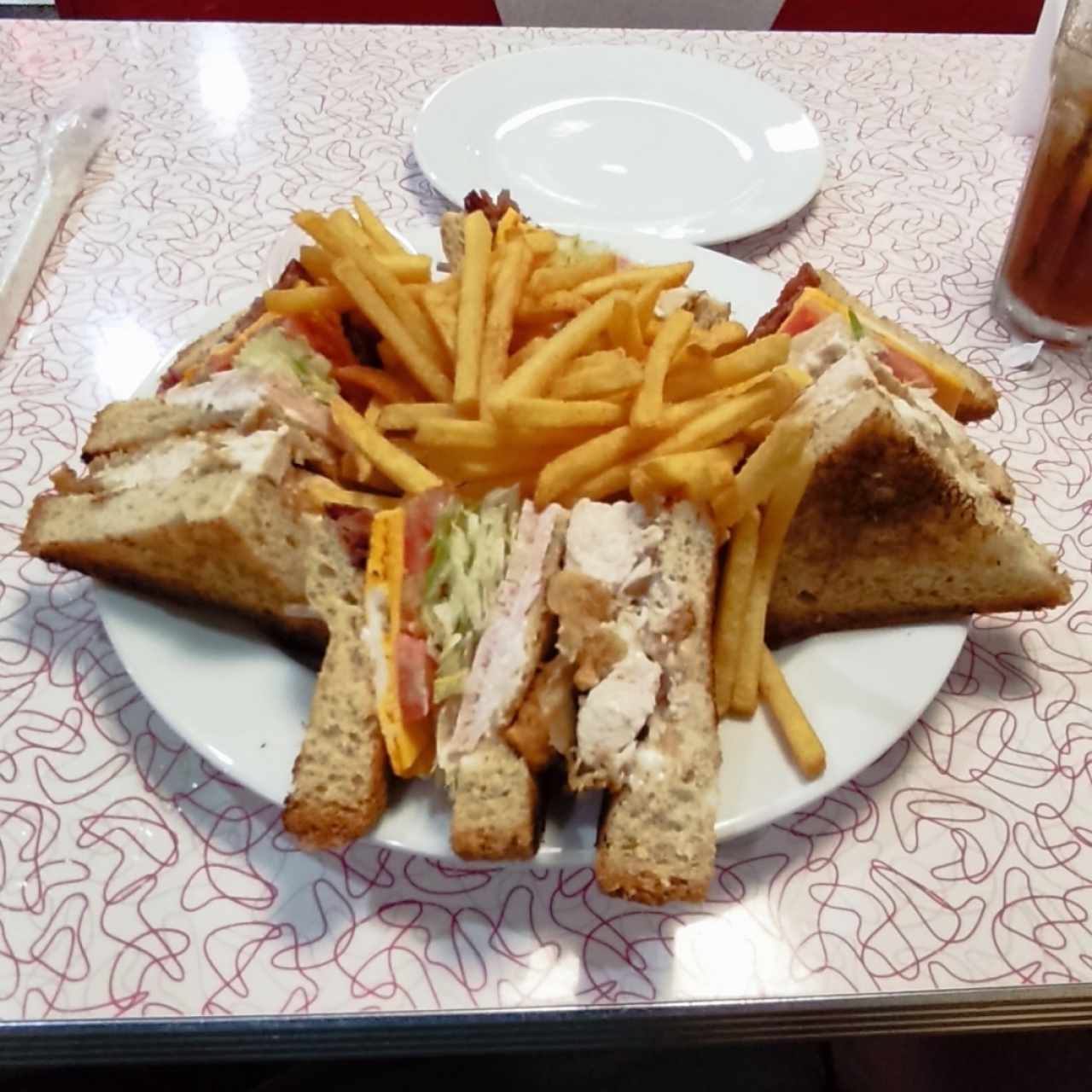 Club Sandwich con Papas Fritas
